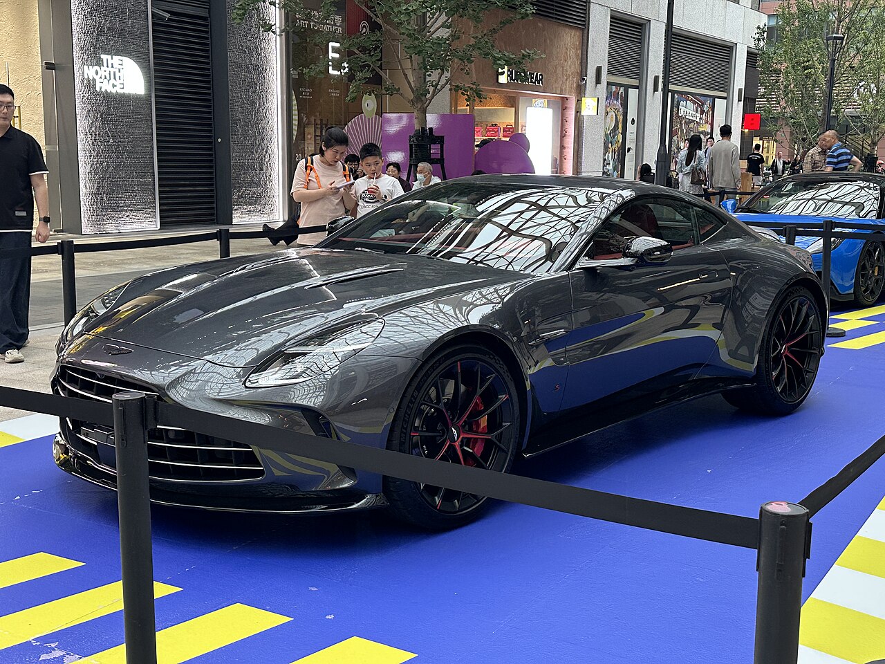 Aston Martin Vantage — photograph 1